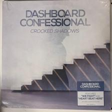 Tumnagel för auktion "DASHBOARD CONFESSIONAL - CROOKED SHADOWS. VINYL LP EU -18. ROCK / EMO INPLASTAD"