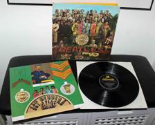 Tumnagel för auktion "THE BEATLES - Sgt. Peppers Lonely Hearts Club Band. UK Orig-67. Fint exemplar!"