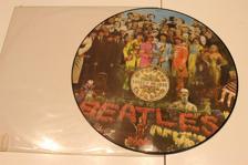 Tumnagel för auktion "THE BEATLES LONELY HEARTS Sgt PEPPERS CLUB BAND PICTURE DISC BILDSKIVA VINYL LP"