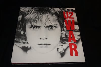 Tumnagel för auktion "U2 WAR Island Records Made in England LP i mycket fint skick"