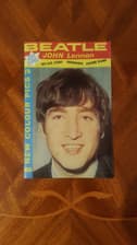 Tumnagel för auktion "JOHN LENNON BEATLES BROSCHYR BOOKLET POP ROCK MUSIK"