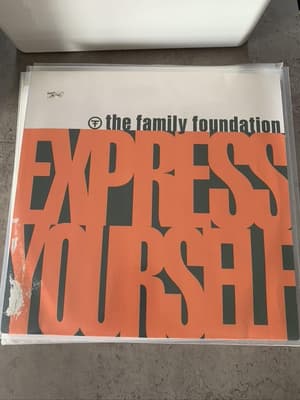 Tumnagel för auktion "12" The family foundation - Express yourself, slitet omslag"