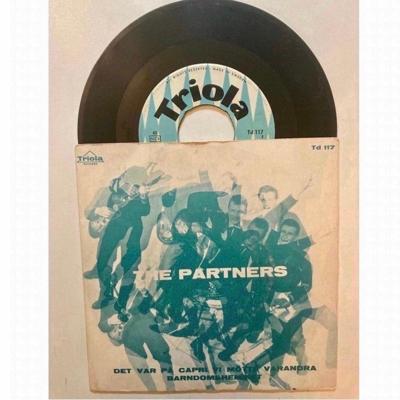 Tumnagel för auktion "THE PARTNERS - ”Det var på Capri…… / ”Barndomshemmet” svenskt gitatarr-band 1962"