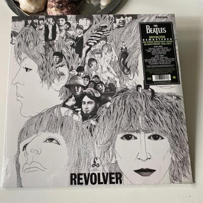 Tumnagel för auktion "The Beatles  - Revolver , ny inplastad LP"