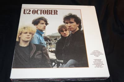 Tumnagel för auktion "U2 October England 1981 Island Records ILPS 9680 LP i mycket fint skick"