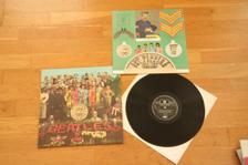 Tumnagel för auktion "BEATLES - SGT PEPPERS LONELY HEARTS CLUB BAND LP MKT NÄRA NYSKICK"