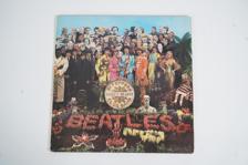 Tumnagel för auktion "The Beatles Sgt. Pepper 's Lonely Hearts Club Band UK LP"