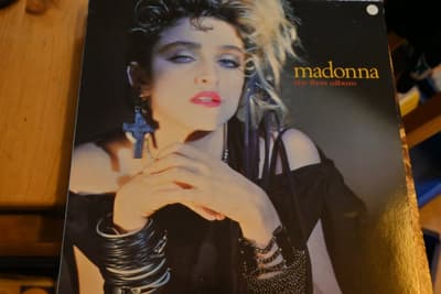 Tumnagel för auktion "Madonna – The First Album Sire – 92 3867-1"
