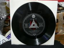 Tumnagel för auktion "ELVIS PRESLEY    EPC 1515-1    45 RPM    LOVING YOU    TYSK PRESS"