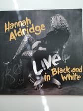 Tumnagel för auktion "Hannah Aldridge- Live in black and white 2019 (Rock)"