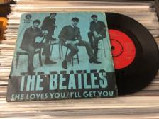 Tumnagel för auktion "THE BEATLES she loves you LJUSBLÅTT OMSLAG SVENSK PRESS RÖD LABEL parlophone 45"