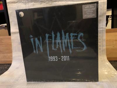 Tumnagel för auktion "In Flames vinylbox 1993-2011 limiterad silvervinyl (oöppnad/Inplastad)"