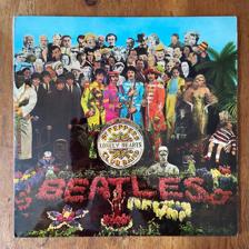 Tumnagel för auktion "The Beatles - Sgt. Peppers Lonely Hearts Club Band LP | UK original Yellow/Black"