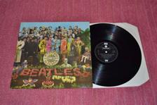 Tumnagel för auktion "beatles "sgt. peppers lonely hearts club band" LP (UK, 1973) välvårdad"