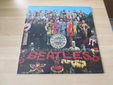 Tumnagel för auktion "LP Beatles - Sgt Pepper Lonely Hearts Club    EX  Röd Vinyl!"