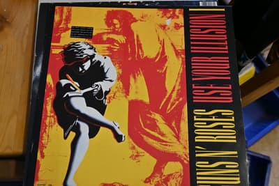 Tumnagel för auktion "Guns N' Roses – Use Your Illusion I skivor i grymt bra skick"