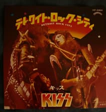 Tumnagel för auktion "KISS - Detroit Rock City / Beth 7" singel"